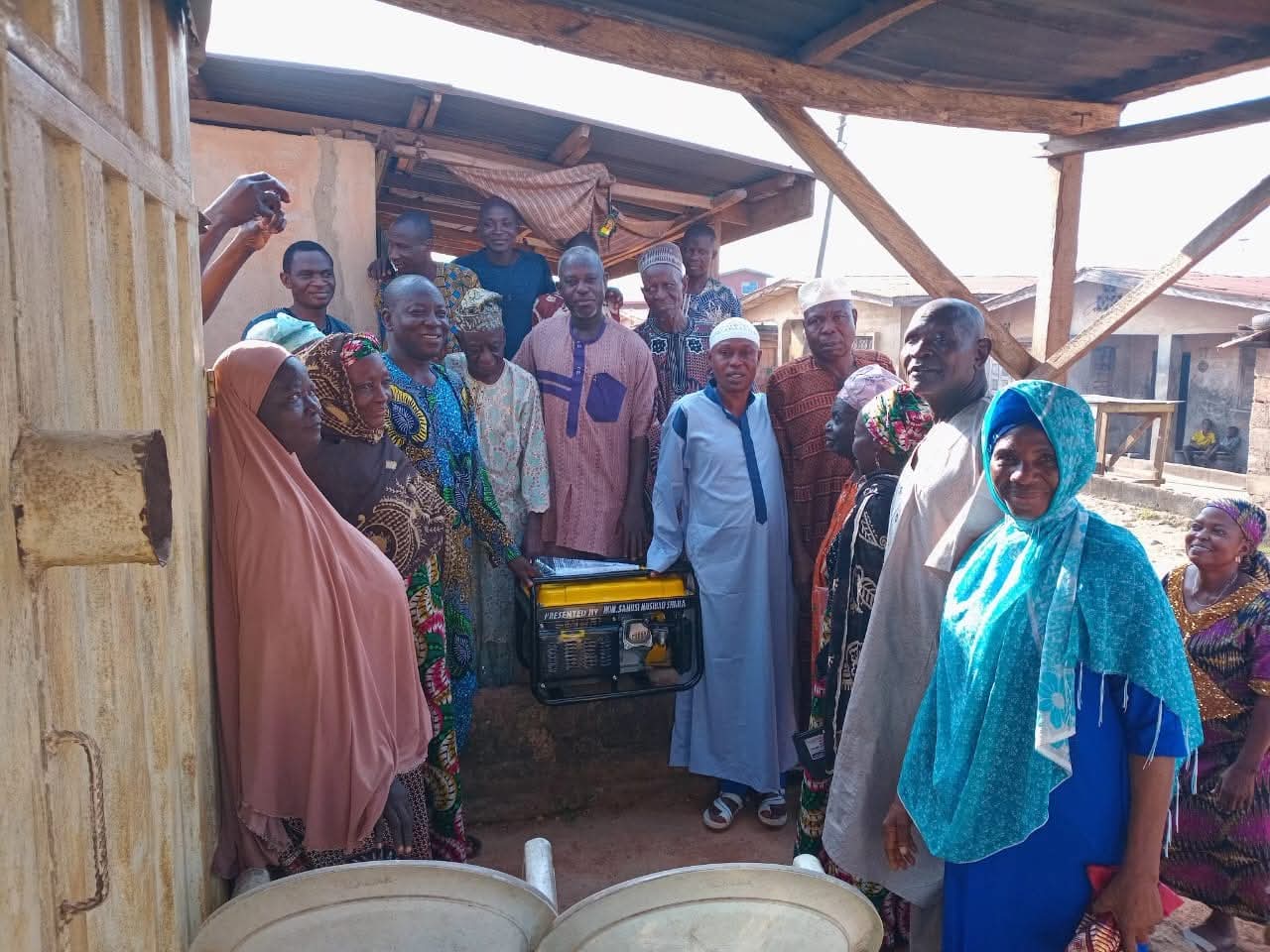 You are currently viewing Hon. Musibau Sanusi Adeshina Supports Widows with Cash Gifts and Food Distribution in Ona Ara LG